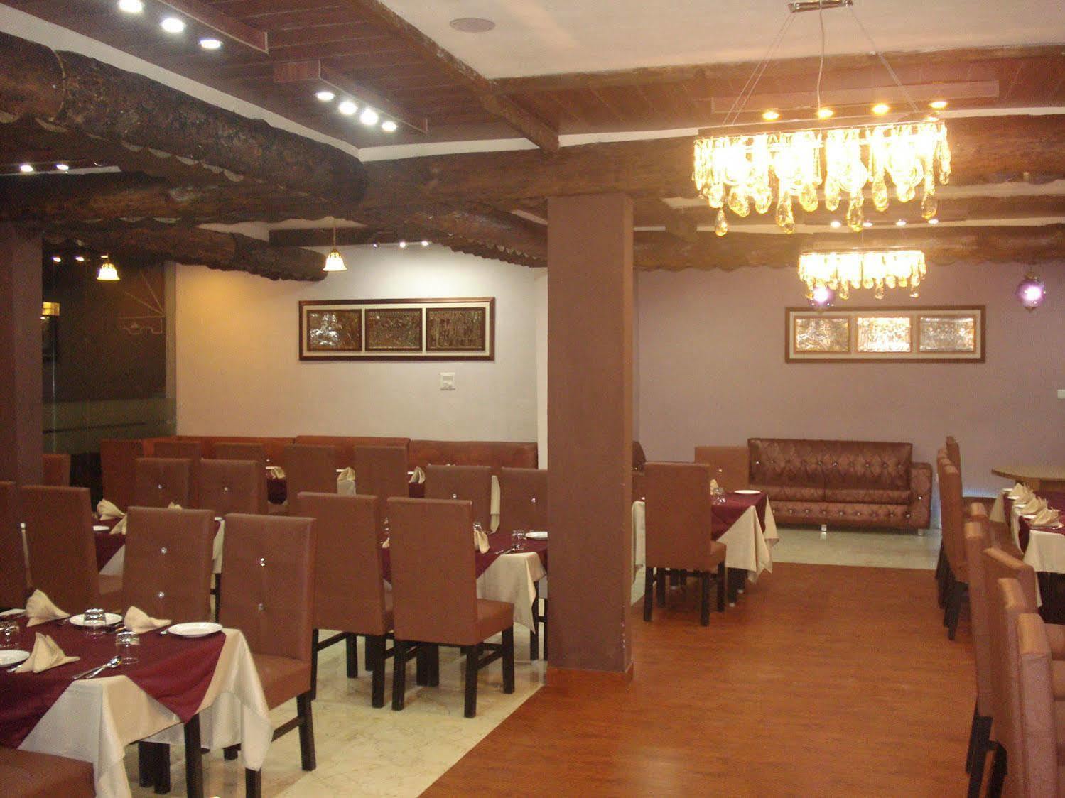 Hotel The Royal Court Nainital Zewnętrze zdjęcie